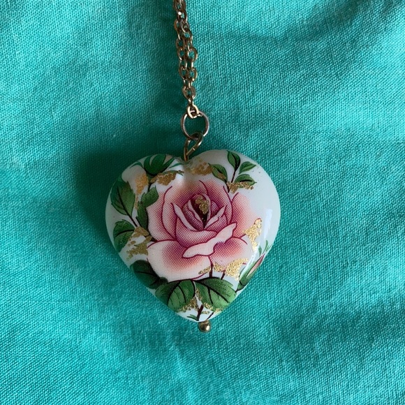 Jewelry - 💗Pink Rose Heart Shaped Necklace